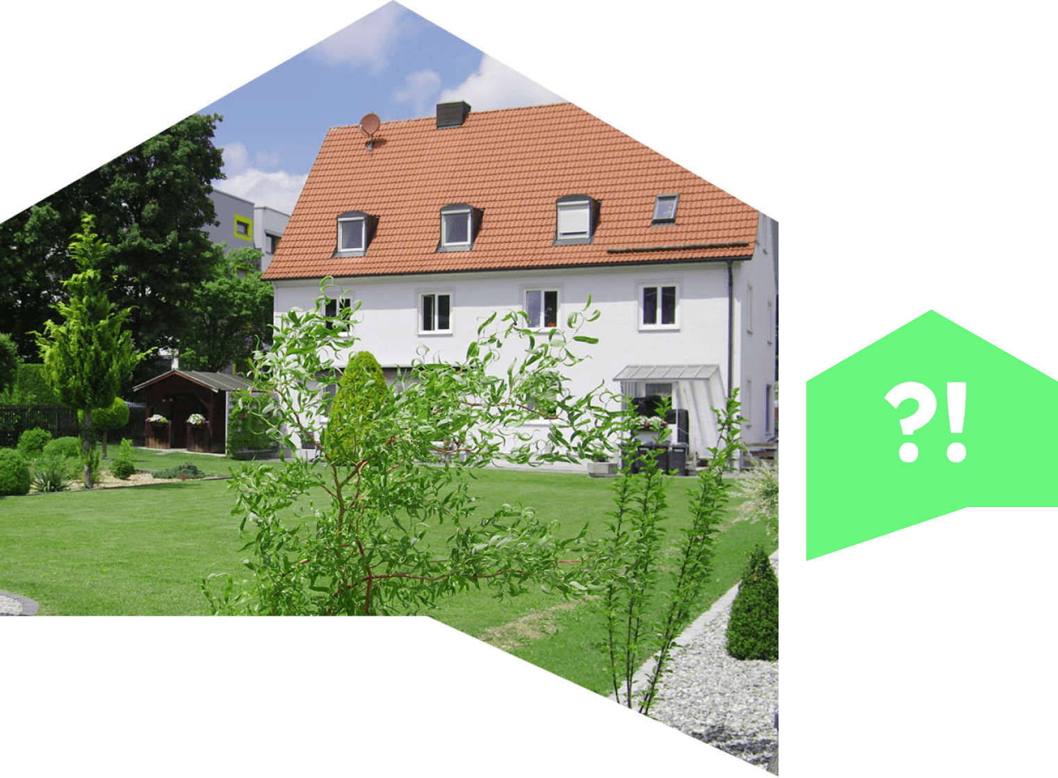 Hausbesitzer vor einem Einfamilienhaus