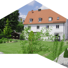 Hausbesitzer vor einem Einfamilienhaus